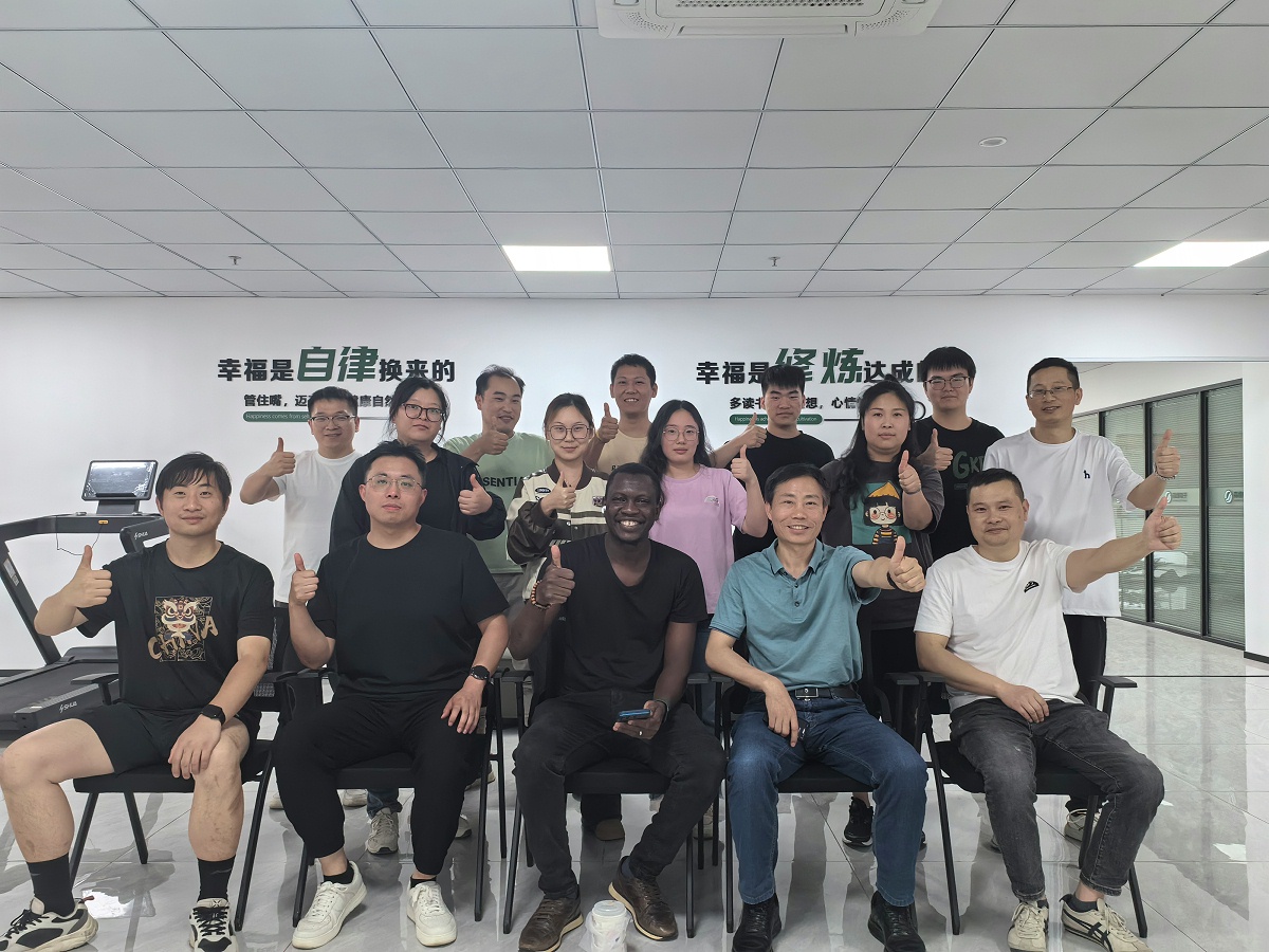 外國友（yǒu）商來訪江蘇草莓视频网站電（diàn）子有限公司